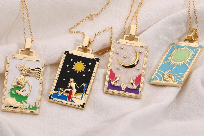 What Are The Characteristics Of Pendants Of Different Materials?